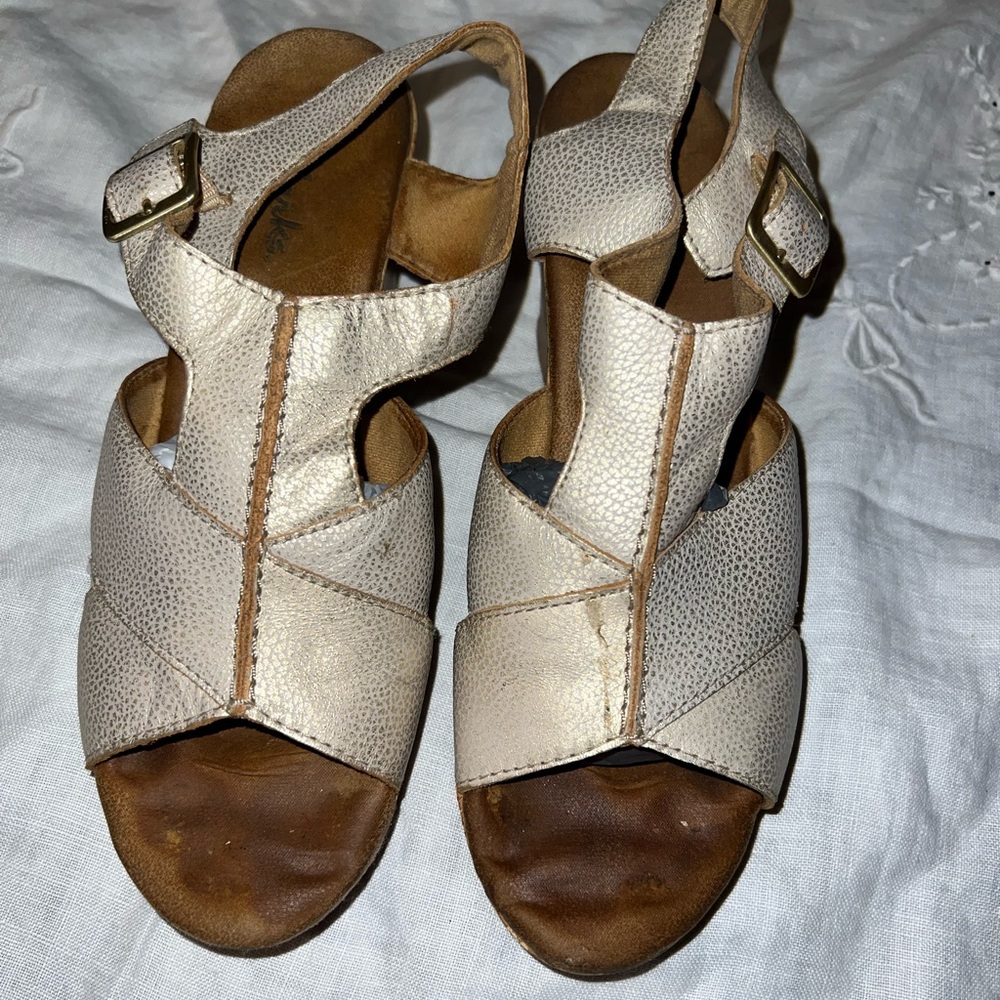 Clark’s espadrille soft gold sandals size 8 all leather upper‎ size 8